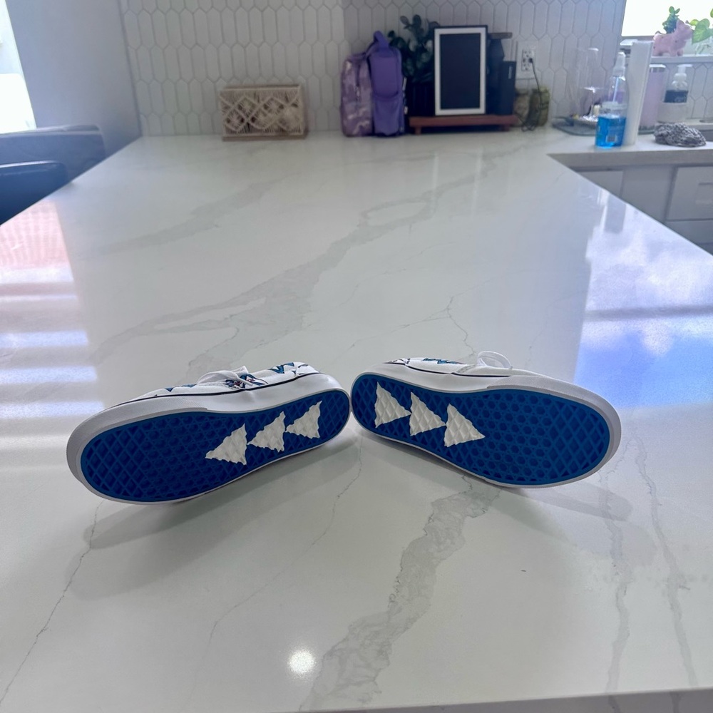 Vans Dyino size 6 men 7 1/2 women